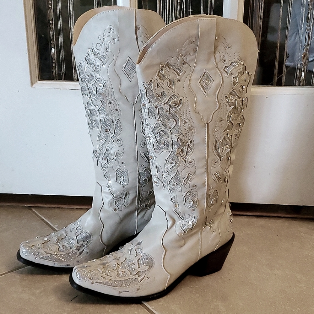 White tall fashion cowgirl boots with silver lining and silver rinstone's. (New?